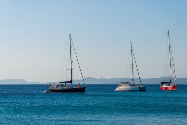 KRALENDIJK BONAIRE - 6 Ekim 2013: Yelkenlilerle Mavi Karayip akşamı
