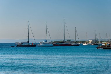 KRALENDIJK BONAIRE - 6 Ekim 2013: Yelkenlilerle Mavi Karayip akşamı