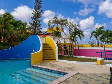 KRALENDIJK BONAIRE - 6 Ekim 2013: Divi Flamingo Resort havuz alanı