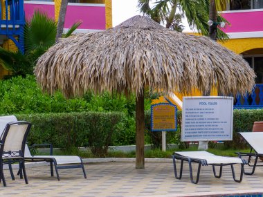 KRALENDIJK BONAIRE - 6 Ekim 2013: Divi Divi Resort 'un havuz kenarı tablosu