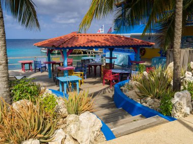 KRALENDIJK BONAIRE - 7 Ekim 2013: Divi Flamingo Tatil Köyü 'ne Adımlar