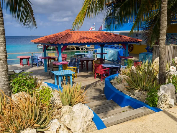 KRALENDIJK BONAIRE - 7. OKTOBER 2013: Schritte zum Treffpunkt Divi Flamingo Resort — Stockfoto