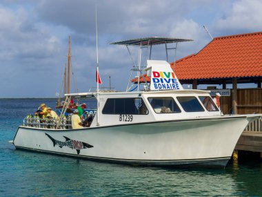 KRALENDIJK BONAIRE - 9 Ekim 2013: Divi Flamingo Plaj Tatil Köyü 'nde dalış teknesi