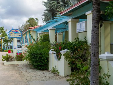 KRALENDIJK BONAIRE - 9 Ekim 2013: Dive Flamingo Resort 'taki kumarhane girişi