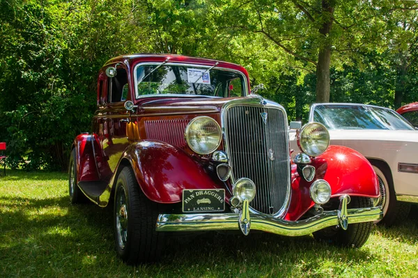 Grand Ledge, MI - 8 Temmuz 2017: Güzel Şeker Kırmızı 1934 Ford Coupe Uygula — Stok fotoğraf