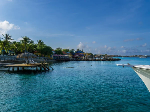 KRALENDIJK BONAIRE - 7 Ekim 2013: Divi Flamingo Resort okyanustan izlendi