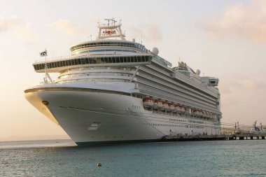 KRALENDIJK, BONAIRE: 14 Mart 2007: Gemi Kralendijk limanına yanaştı