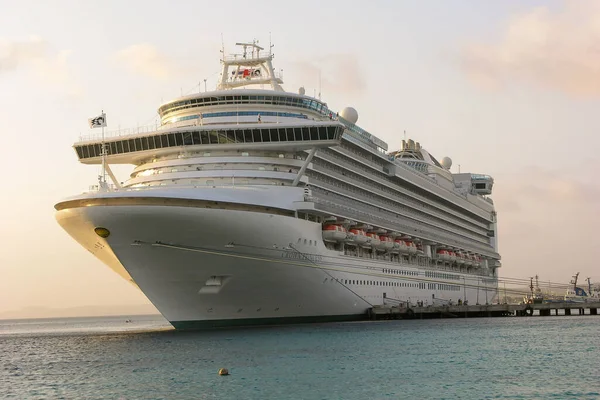 KRALENDIJK, BONAIRE: 14 Mart 2007: Gemi Kralendijk limanına yanaştı