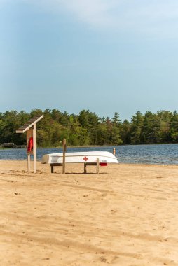 Michigan sahilinde cankurtaran botu raflarda dinleniyor. Yüksek kalite fotoğraf