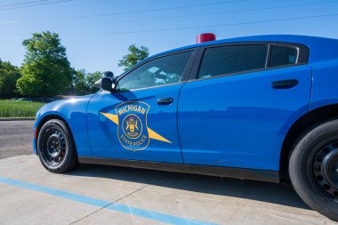 Dimondale MI - 4 Haziran 2022 Michigan eyaleti polis arabası kapısında arma. Yüksek kalite fotoğraf