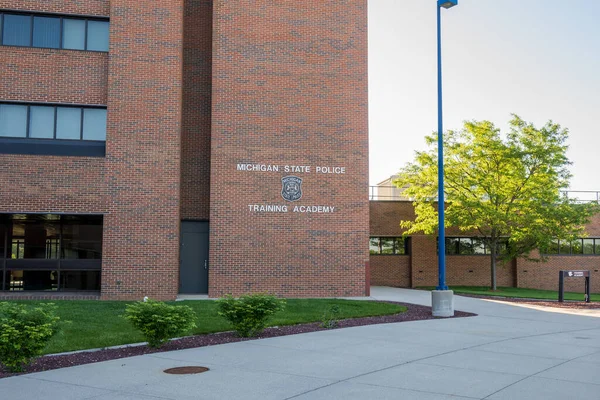 Dimondale MI - 4 Haziran 2022: Michigan Eyalet Polis Eğitim Akademisi Binası Girişi. Yüksek kalite fotoğraf