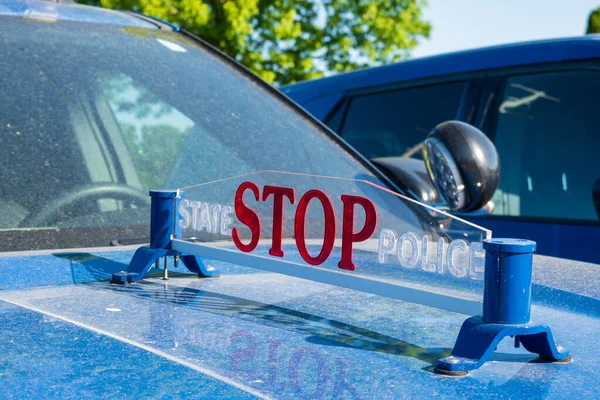 Dimondale 2022年6月4日 密歇根州警察的脏车 有停车标志和反思 高质量的照片 — 图库照片