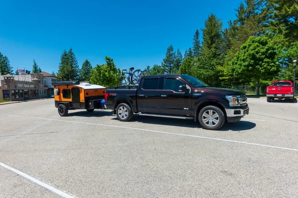 Mackinaw City, MI - 17 Haziran: Bir otoparkta küçük gözyaşı damlası seyahat karavanı ve kamyon. Yüksek kalite fotoğraf