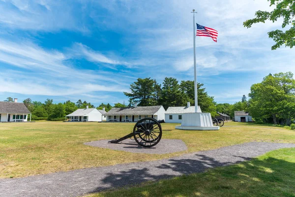 Old Glory Cannon Fort Wilkins Historic State Park Copper Harbor — ストック写真