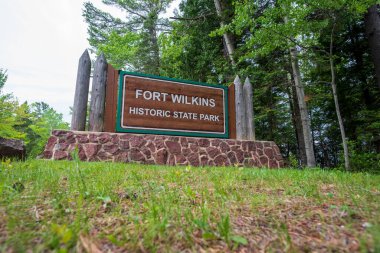 Cooper Harbor, MI - 19 Haziran: Cooper Harbor Michigan 'da popüler bir kamp alanı olan Fort Wilkins Tarih Parkına Giriş