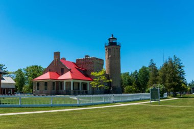 Mackinaw City, MI - 17 Haziran 2022: Old Mackinac Point Deniz Feneri ve Müzesi için zemin. Yüksek kalite fotoğraf