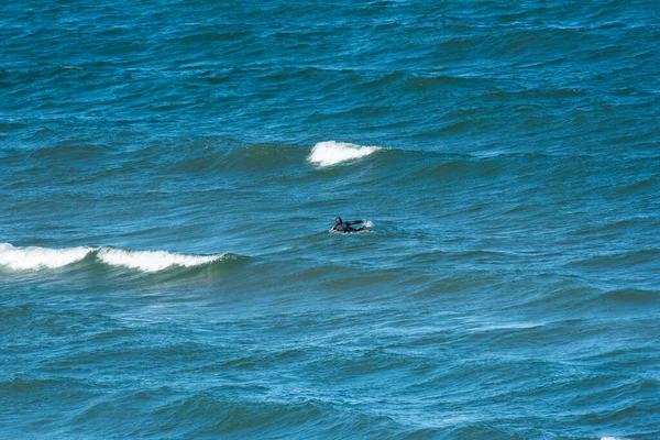 Great Sand Bay Aşırı Soğuk Göl Kıyısındaki Uzak Bir Sörfçü — Stok fotoğraf