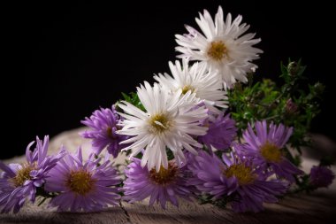 나무 테이블에과 꽃