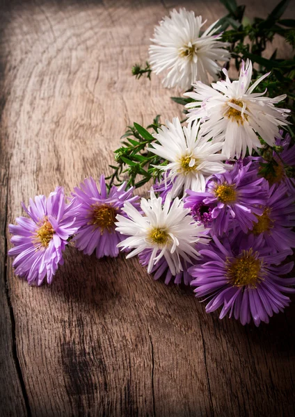 나무 테이블에과 꽃