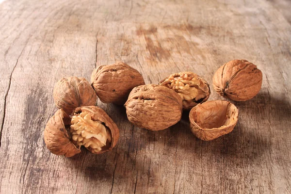 Nueces y una nuez agrietada —  Fotos de Stock