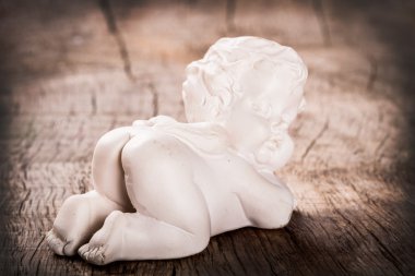 Ahşap bir masa üzerinde Angel