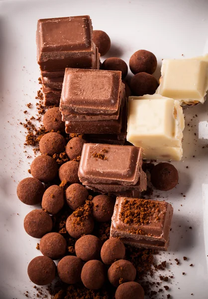 Chopped chocolate with cocoa — Stock Photo, Image