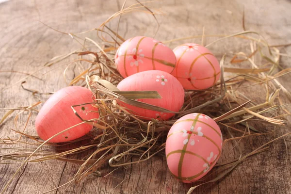 Pasqua uova colorate su sfondo woden — Foto Stock