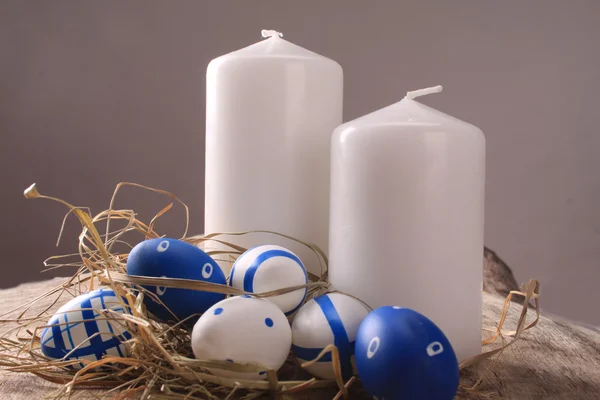 Традиційні великодні яйця з білими свічками — стокове фото