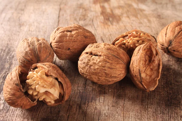 Nueces y una nuez agrietada —  Fotos de Stock