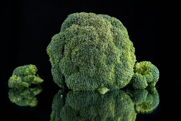 Brokuły Czarnym Tle Kostkami Lodu Kruszonym Lodem — Zdjęcie stockowe