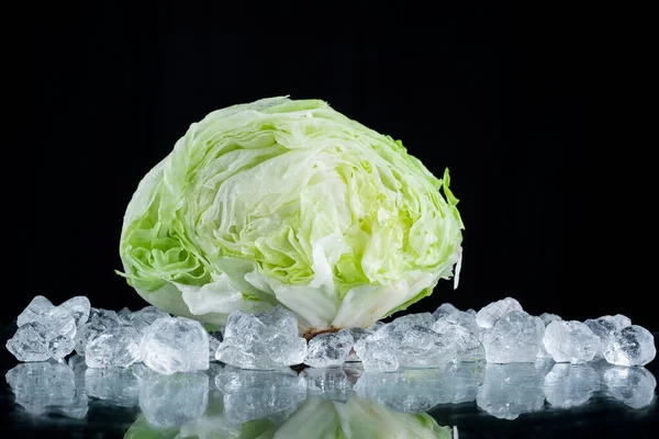 Ensalada Sobre Fondo Negro Con Cubitos Hielo Hielo Picado —  Fotos de Stock