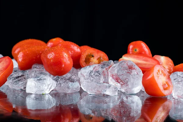 Tomates Fundo Preto Com Cubos Gelo Gelo Picado — Fotografia de Stock