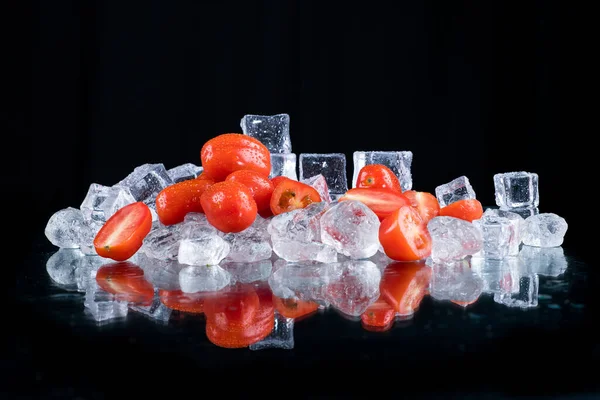Tomates Fundo Preto Com Cubos Gelo Gelo Picado — Fotografia de Stock