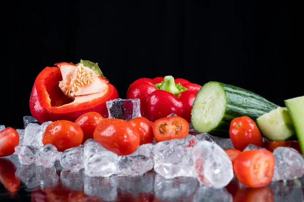 Paprika Gurka Tomater Svart Bakgrund Med Isbitar Och Krossad — Stockfoto