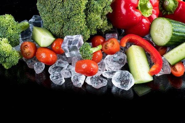 Овощи Черном Фоне Кубиками Льда Измельченным Льдом — стоковое фото