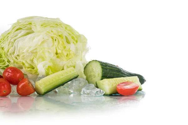 Zelenina Bílém Pozadí Kostkami Ledu Drceným Ledem — Stock fotografie