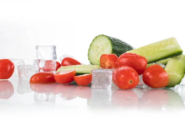 Gurke Tomaten Auf Weißem Hintergrund Mit Eiswürfeln Und Crushed Ice — Stockfoto