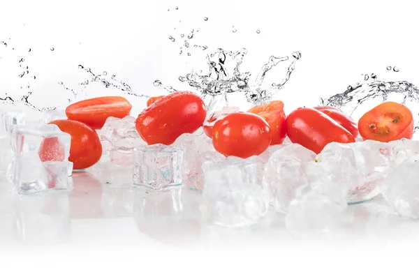 Pomidory Woda Splash Białym Tle Kostek Lodu Kruszony Lód — Zdjęcie stockowe