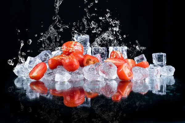 Salpicos Água Tomates Fundo Preto Com Cubos Gelo Gelo Picado — Fotografia de Stock