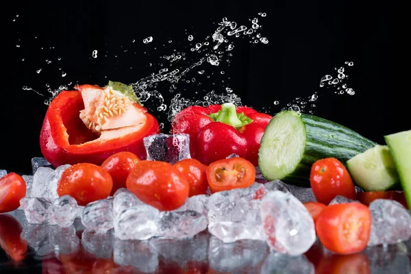 Papryka Ogórek Pomidory Woda Splash Czarnym Tle Kostek Lodu Kruszony — Zdjęcie stockowe