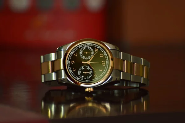 ジュエリーウォッチそれは高価で高価である腕時計です — ストック写真
