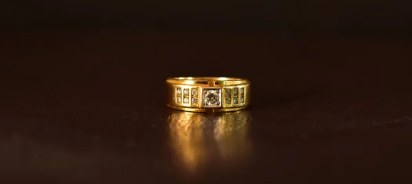 珠宝是一种流行的钻石戒指 订婚戒指或结婚戒指 — 图库照片