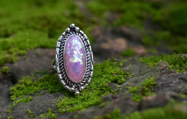 Mücevher opali değerli taş kıskacında nadir ve pahalı renkler barındıran bir mücevherdir.