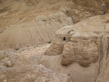 Qumran Ulusal Parkı 'ndaki mağara İsrail' de Ölü Deniz yakınlarında bir arkeolojik alan. Ölü Deniz Parşömenlerinin bulunduğu yer. Mağara 4
