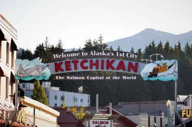 Ketchikan karşılama tabelası Mission Caddesi, Ketchikan, Alaska. Dünyanın Somon Başkenti. 22 Temmuz 2019