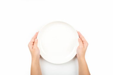 Boş tabağı tutan kadın yemek için bekliyor, beyaz arka planda izole edilmiş, üst manzara, kopyalama alanı