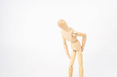 Beyaz arka planda izole edilmiş sırt ağrısı gösteren tahta kukla..