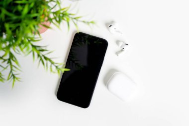 Siyah ekranlı akıllı telefon. Covid-19 Coronavirus karantina evinde kalma kavramı.