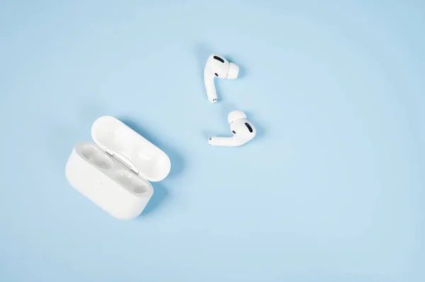 Mavi Arka Planı Şarj Edilmiş Modern Kablosuz Bluetooth Kulaklıklar — Stok fotoğraf