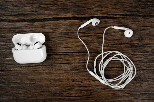 Akıllı Telefon Aksesuarlarına Bağlı Kablosuz Kulaklıklar Kablosuz Kulaklıklar — Stok fotoğraf